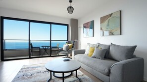 Meeresbrise by LovelyStay offers a stylish living space in Garajau, with a modern design and a cozy sofa bed option. Perfect for a relaxing stay near local dining and attractions. #livingroom #sofabed