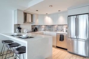 Cook like a pro in this fully equipped kitchen with all the essentials!