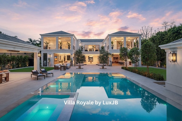 Villa Royale by LuxJB. BH Flats Mansion w Pickleball & Basketball court.