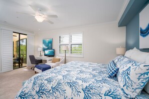 Master bedroom and door to lanai
