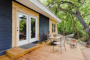 Roomy deck overlooking a creek bed  (water comes when it rains!)