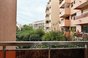 Utsikt fra terrassen til hage