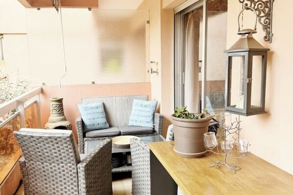 Terrasse med sittegruppe og lite bord