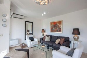 Living room. Air con. 