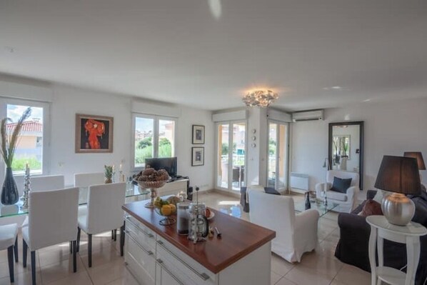 A cosy apartment, good space. 