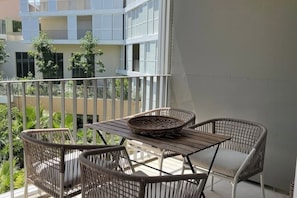Hyggelig. terrasse som vender inn mot stille bakhage