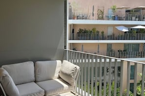 Terrasse med sofagruppe og spisegruppe