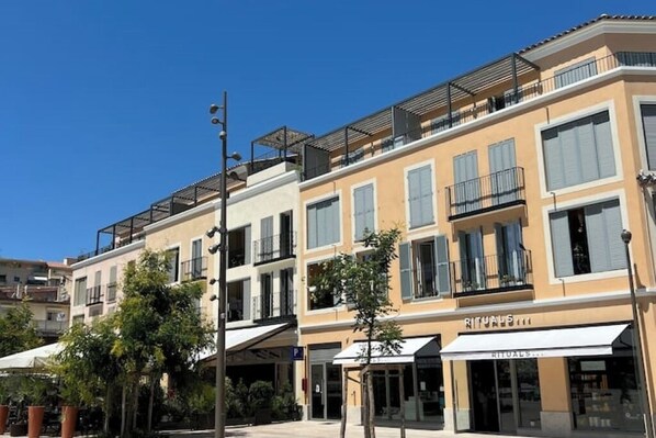 Nybygget leiligheter i sentrum av gamlebyen Antibes
