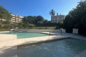 Big swimming pool, also with a small pool for children
