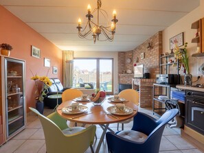 Meubles, Design Intérieur, Chaise, Sol, Table, Bois, Plafond, Table Cuisine Et Salle A Manger, Salle À Manger, Luminaire