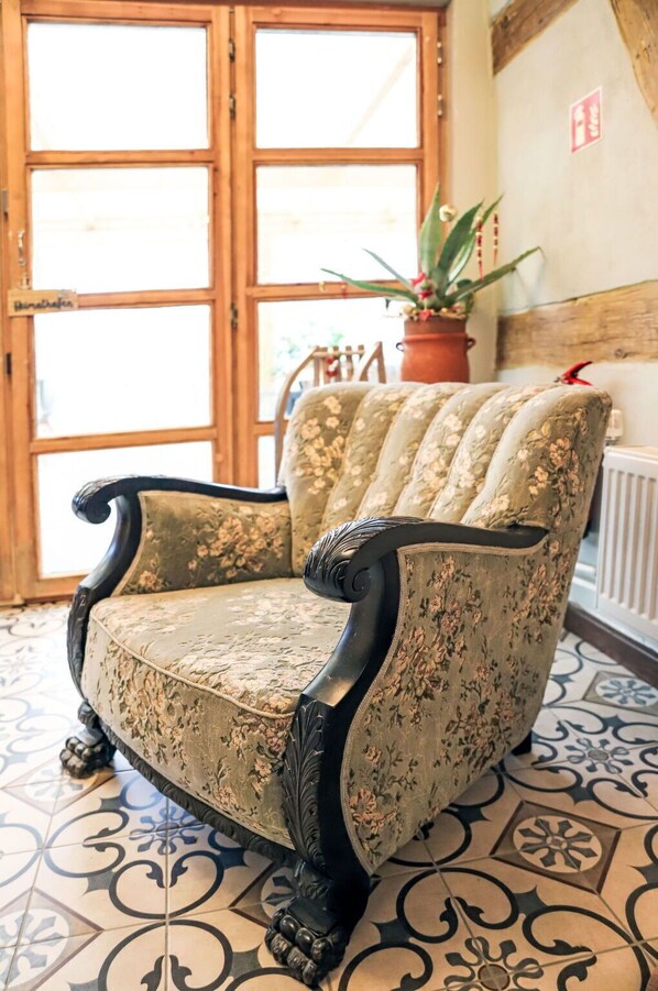 Möbel, Flooring, Interior Design, Fussboden, Stuhl, Braun, Wohnzimmer, Holzboden, Club Chair, Komfort