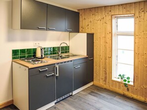 Cuisine, Sol, Comptoir, Bois, Évier, Design Intérieur, Luminaire Plomberie, Sol, Appareil De Cuisine, Meubles