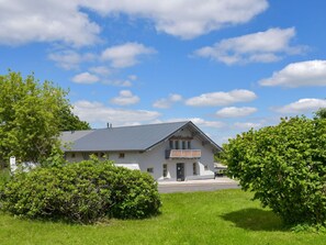 Himmel, Blau, Gras, Gebäude, Zuhause, Haus, Wohngebiet, Strauch, Dach