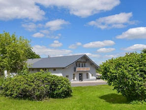 Himmel, Blau, Gras, Gebäude, Zuhause, Haus, Wohngebiet, Strauch, Dach