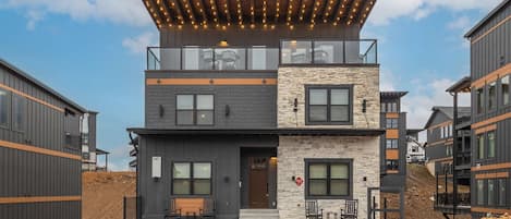 Full rooftop view in daylight – contemporary and inviting