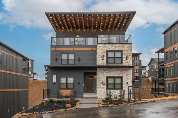 Full rooftop view in daylight – contemporary and inviting
