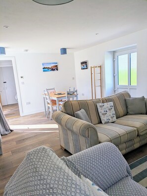 Sitting room/ dining room 