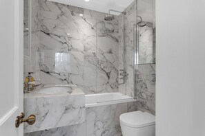 🛁 Sleek tub & shower in marble design