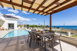 Outdoor dining area (1)
