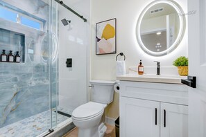 Get ready like the queen you are 👑 Our bathroom’s got you covered. #travelsgvcertified