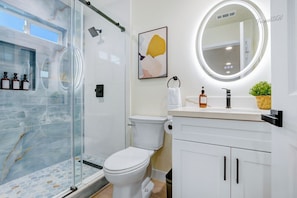 Get ready like the queen you are 👑 Our bathroom’s got you covered. #travelsgvcertified