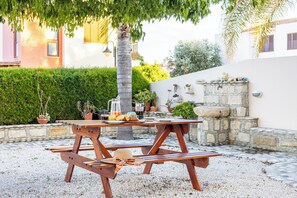 Outdoor seating area (1)