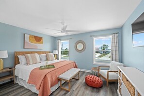 Master Bedroom - king bed - ensuite bath