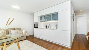 Open-concept design featuring a sleek, fully equipped kitchen and modern living area. Enjoy comfort and convenience during your stay!
#ModernKitchen #OpenLiving #StylishStay
