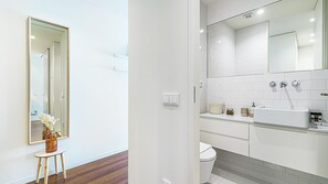 Chic and functional space with thoughtful decor and clean, modern touches. Enjoy a spa-like experience.
#ModernDesign #ChicBathroom