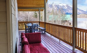 Outdoor Deck with 6 person Dinning Table 