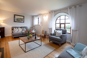 Chantry Cottage, Beaminster: Plenty of space for relaxing together