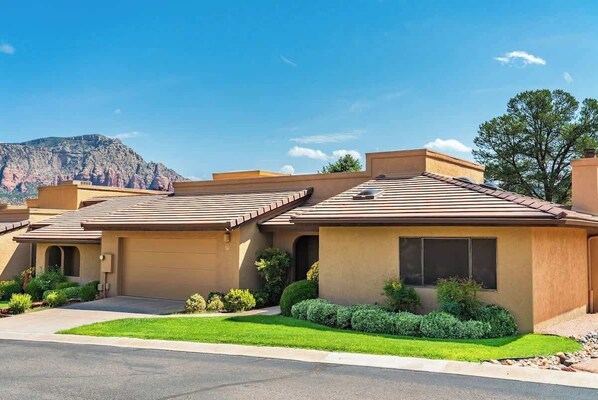 Your private retreat with parking space. Peaceful and tranquil.