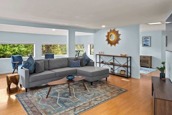 Plenty of natural light and desert scenery to compliment your vacation.