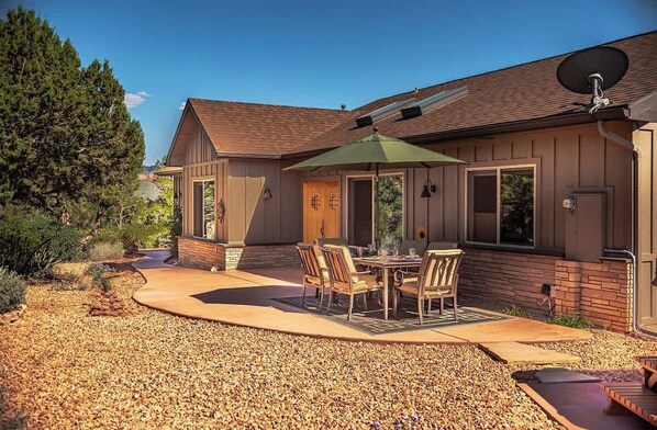 Enjoy outdoor dining under the Arizona sun.