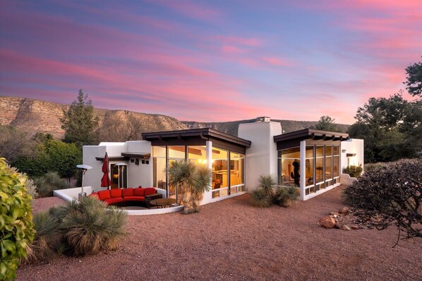 Stunning Sedona views! Your private oasis awaits. Enjoy breathtaking sunsets.