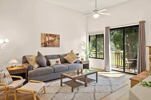 Sunny two bedroom 2 bathroom home nestled in a Sedona golf community featuring a pool, spa, golf course and tennis courts! Enjoy the weather and scenic views as well as nearby dining and hiking to the Red Rocks!