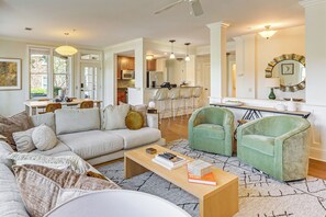 Living Room | Free WiFi | Central A/C & Heating | Smart TV