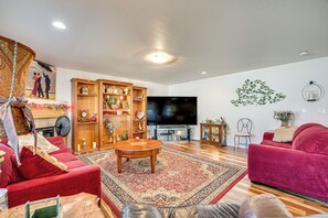 Living Room | Free WiFi | Smart TV | Central A/C | 1st Floor