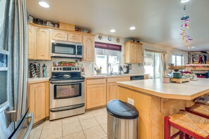 Kitchen | Keurig Coffee Maker | Dishwasher | Toaster | Spices | 1st Floor