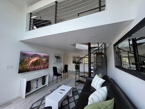 Living area continued...
