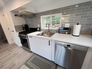 Kitchen w/brand new appliances