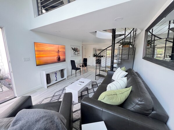Chic Living area - bright, open, airy