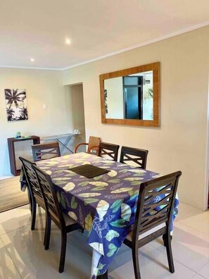 Dining area - 6 seater dining suite