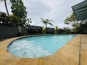 Jacuzzi on side of pool