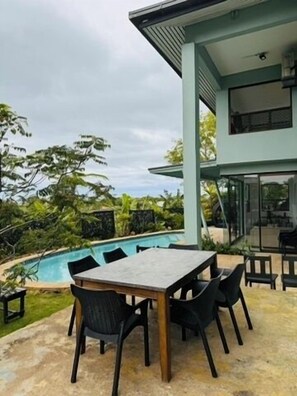 Outdoor Dining Area (2)