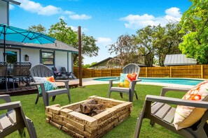 Fire pit w/ seating