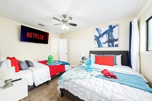 Bedroom w/ double queen beds