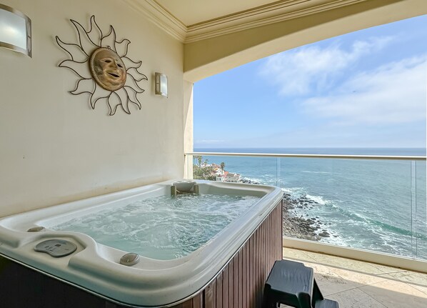 Outdoor spa tub