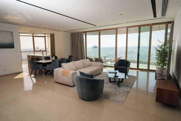 WealthyStays: Luxury City Escape (1)