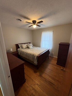 Bedroom 1-Queen Bed